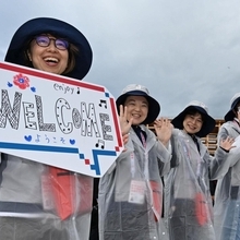 来場者を出迎えるランティアスタッフ＝１３日午前、大阪市此花区（撮影・風斗雅博）