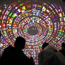 世界の国旗が万華鏡のように映し出される国連のパビリオン＝１３日午後、大阪市此花区の夢洲（撮影・鈴木雅之）