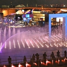 ライトアップされた万博会場＝１３日夜、大阪市此花区（撮影・斎藤雅志）