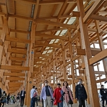 大屋根リングの中を歩く来場者ら＝１３日午前、大阪市此花区（撮影・風斗雅博）