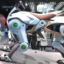 兵庫県内の企業も出展するパビリオン「未来の都市」。川崎重工業は未来のモビリティーを展示している＝１３日午後、大阪市此花区（撮影・大田将之）