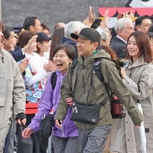 開幕直後、笑顔で入場する人たち＝１３日午前、大阪市此花区（撮影・笠原次郎）