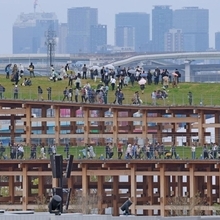 高層ビル群を背にする大屋根リング＝１３日午後、大阪市此花区夢洲（撮影・笠原次郎）