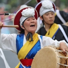 太鼓をたたきながら行進する参加者＝神戸市中央区（撮影・丸山桃奈）