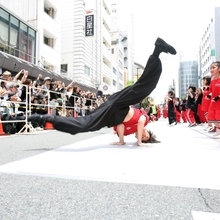 力強くダンスを踊る出演者＝神戸市中央区（撮影・小林良多）