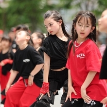 力いっぱいダンスを踊る子どもたち＝神戸市中央区（撮影・小林良多）