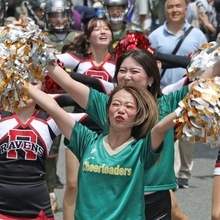 チアリーディングを披露する人たち＝神戸市中央区（撮影・笠原次郎）