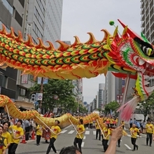 竜を飛ばす台湾の人たち＝神戸市中央区（撮影・笠原次郎）