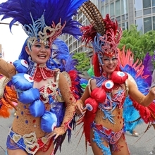 ミャクミャクをかたどったコスチュームで踊る女性たち＝神戸市中央区（撮影・笠原次郎）