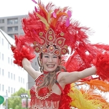 ポーズを決めるサンバダンサー＝神戸市中央区（撮影・丸山桃奈）
