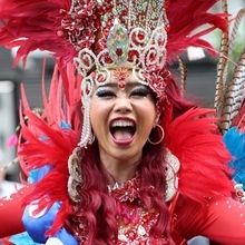 ミャクミャクの飾りをまとって踊るサンバダンサー＝神戸市中央区（撮影・丸山桃奈）
