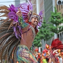 軽やかなステップを踏む踊るダンサー＝神戸市中央区（撮影・小林良多）