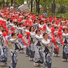 総踊りを披露する女性たち＝神戸市中央区（撮影・笠原次郎）