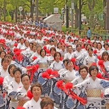 総踊りを披露する女性たち＝神戸市中央区（撮影・笠原次郎）