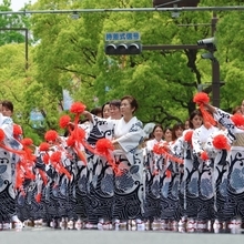 総踊りを披露する女性たち＝神戸市中央区（撮影・笠原次郎）