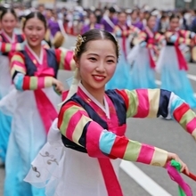 朝鮮の民族衣装で踊る女性たち＝神戸市中央区（撮影・笠原次郎）
