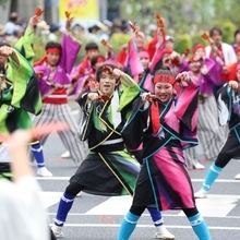 よさこいを踊るパレード参加者＝神戸市中央区（撮影・丸山桃奈）