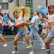 明るい笑顔でダンスを披露する参加者＝神戸市中央区（撮影・丸山桃奈）