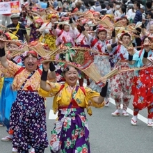 玉すだれを披露する女性たち＝神戸市中央区（撮影・笠原次郎）