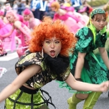 パレードで踊る参加者＝神戸市中央区（撮影・丸山桃奈）
