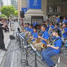 ジャズ演奏を披露する中学生＝神戸市中央区（撮影・小林良多）