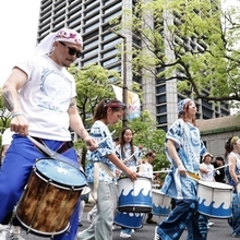 太鼓を鳴らしながら行進する参加者＝神戸市中央区（撮影・丸山桃奈）