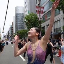 バトンをキャッチする女性＝神戸市中央区（撮影・笠原次郎）