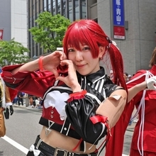 ポーズを決めるコスプレイヤー＝神戸市中央区（撮影・笠原次郎）