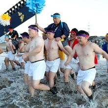 夜明けの浜辺で身を清める中村地区の氏子たち＝１５日午前、姫路市白浜町（撮影・辰巳直之）