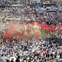 すり鉢状の桟敷席を埋め尽くす観衆＝１５日午後、姫路市白浜町（撮影・辰巳直之）