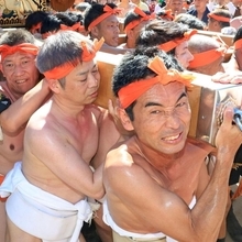 声を出しながら懸命に屋台を担ぐ氏子たち＝１５日午前、姫路市白浜町（撮影・吉田敦史）