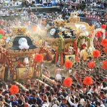 ３地区による屋台の練り合わせ。砂煙と熱気に包まれた＝１５日午後、姫路市白浜町（撮影・吉田敦史）