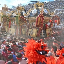 屋台を練り合わせる（右から）妻鹿、木場、松原地区の氏子ら＝１５日午後、姫路市白浜町（撮影・大田将之）