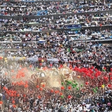 すり鉢状の桟敷席を埋め尽くす観衆＝１５日午後、姫路市白浜町（撮影・辰巳直之）