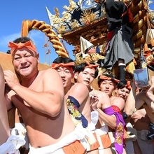 屋台をかつぐ八家地区の氏子たち＝１５日午前、姫路市白浜町、松原八幡神社（撮影・大田将之）