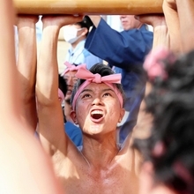 気合の入った表情で屋台を差す東山地区の氏子＝１５日午前、姫路市白浜町（撮影・辰巳直之）