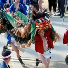 全速力で神社に向かう東山地区の氏子たち＝姫路市白浜町（撮影・辰巳直之）