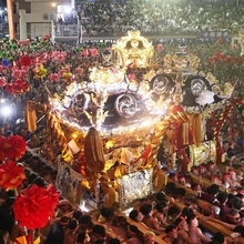 １４日の宵宮では、電飾がともされた屋台の練り合わせが繰り広げられた＝姫路市白浜町（撮影・辰巳直之）