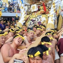 懸命に屋台を担ぐ宇佐崎地区の氏子たち＝姫路市白浜町（撮影・吉田敦史）