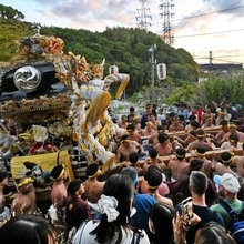 お旅山に登る宇佐崎地区の屋台＝姫路市白浜町（撮影・大田将之）