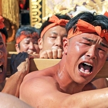 声を出しながら懸命に屋台を担ぐ八家地区の氏子たち＝姫路市白浜町（撮影・吉田敦史）