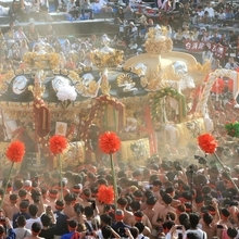 （左から）妻鹿、木場、松原の３地区による屋台の練り合わせ。砂煙と熱気に包まれた＝姫路市白浜町（撮影・吉田敦史）