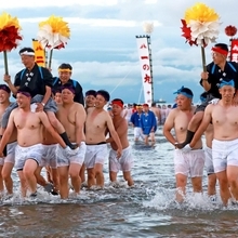 夜明けの浜辺で身を清める中村地区の氏子たち＝姫路市白浜町（撮影・辰巳直之）