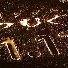 「つむぐ　１．１７」と形作られた灯籠に火がともされ、祈りに包まれる東遊園地＝１７日午前５時４６分、神戸市中央区加納町６（撮影・長嶺麻子）