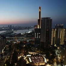 阪神・淡路大震災の発生の日を迎え、祈りに包まれる被災地＝１７日午前６時３４分、神戸市中央区加納町６、東遊園地（撮影・長嶺麻子）