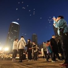 シャボン玉で彩られる会場＝１７日午前６時３２分、神戸市中央区加納町６、東遊園地（撮影・丸山桃奈）