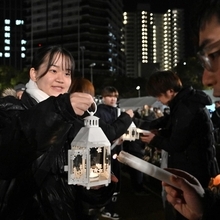 分灯して回る実行委員会のメンバー＝１７日午後５時６分、神戸市長田区若松町６、若松公園（撮影・風斗雅博）