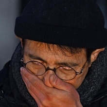 竹灯籠を見つめる男性＝１７日午前６時４３分、神戸市中央区加納町６、東遊園地（撮影・風斗雅博）