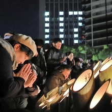発生時刻に合わせて祈る人々＝１７日午前５時４６分、神戸市中央区加納町６、東遊園地（撮影・中西幸大）