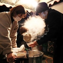 炊き出しの豚汁をふるまう人たち＝１７日午前６時１６分、神戸市長田区日吉町５（撮影・中西大二）